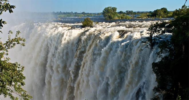 Visit Victoria Falls before of after a canoe safaris