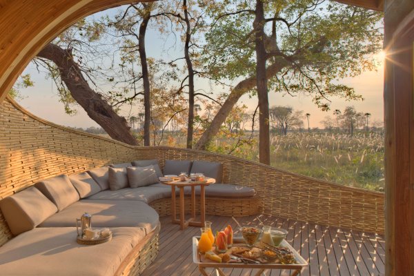 Sandibe_AndBeyond_breakfast_sunrise_Okavango_Delta_Botswana