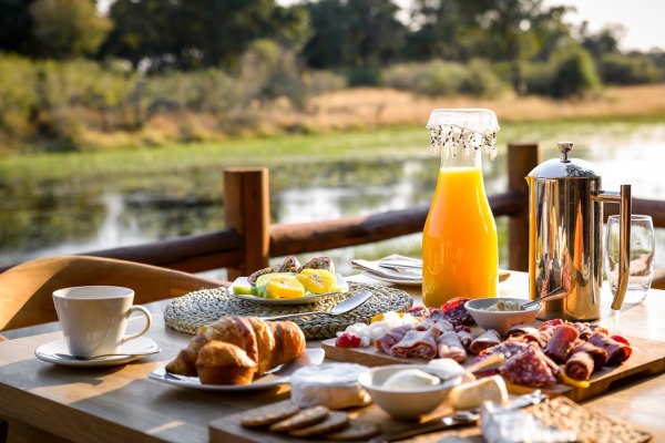 Breakfast-River-Sanctuary-Chiefs-Camp-Okavango-Delta-Botswana-600-400