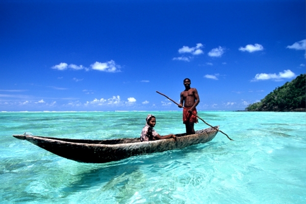 Masoala-Forest-Lodge-beach-canoe-local-Baie-DAntongil-@madaclassic-Madagascar