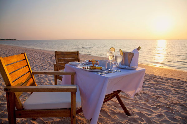 Azura-Benguerra-dinner-set-up-on-beach-at-sunset-600-400