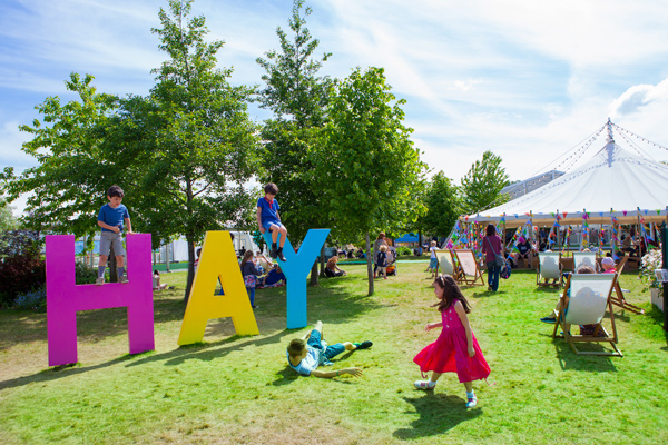 Hay Festival sign and children at Hay-on-the-Wye, credit Elisabeth Broekaert